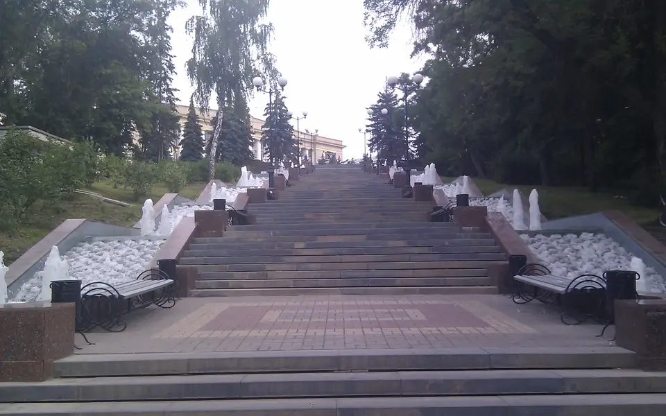 Гранитная лестница с каскадом фонтанов на Петровском спуске