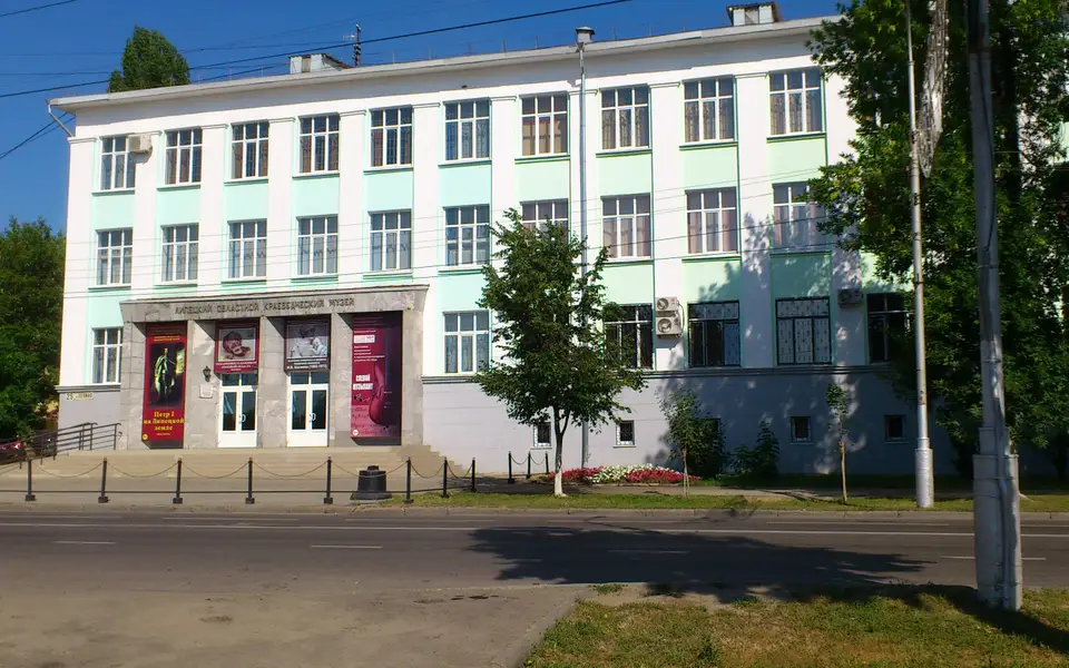 Фасад Липецкого областного краеведческого музея на улице Ленина