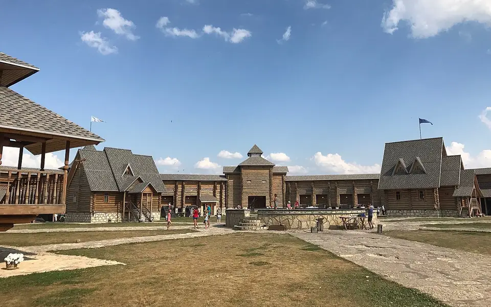 Деревянная скифская крепость в парке «Кудыкина гора»