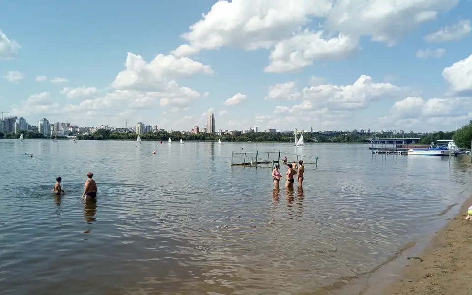 Река Воронеж у Центрального пляжа рядом с Зелёным островом